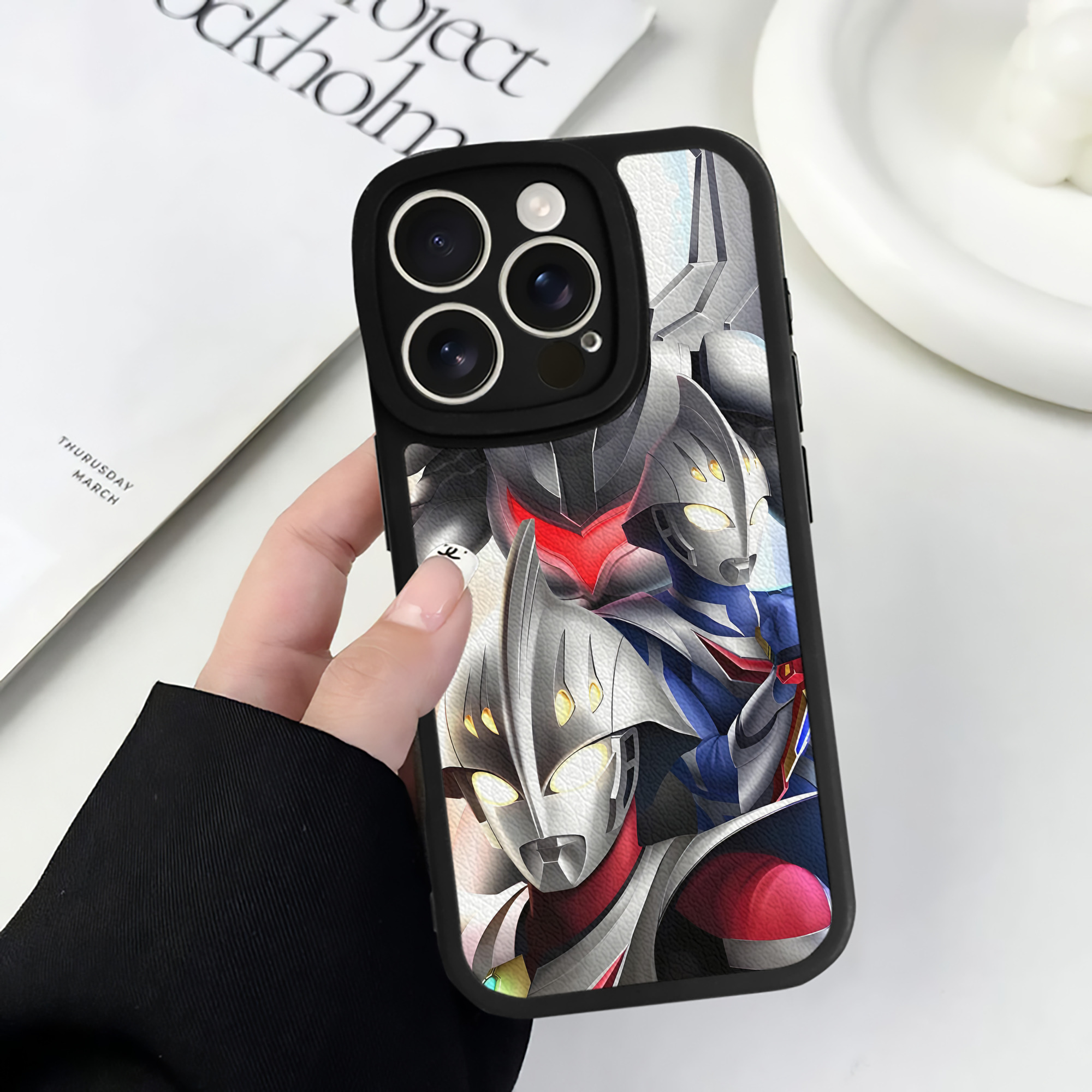 （画像用） ウルトラマン Ultraman 【iPhone 16シリーズ対応】シリコンスマホケース（レザー調） 材質：シリコン